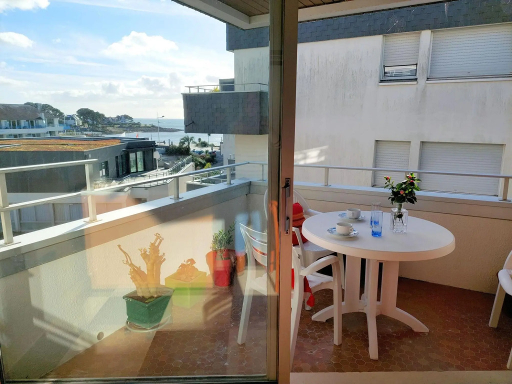 Studio with partial sea views in the popular seaside resort of Benodet