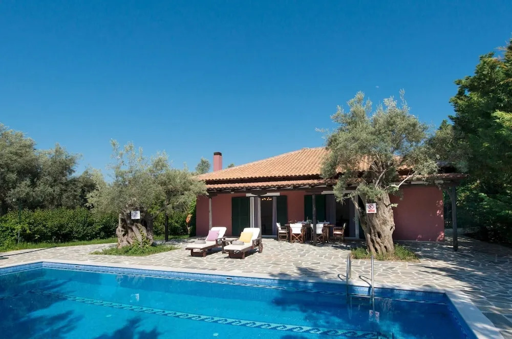 Mousses Villas - Villa Castor - A Detached Three-bedroom Villa With Private Pool and Access to Childcare Facilities