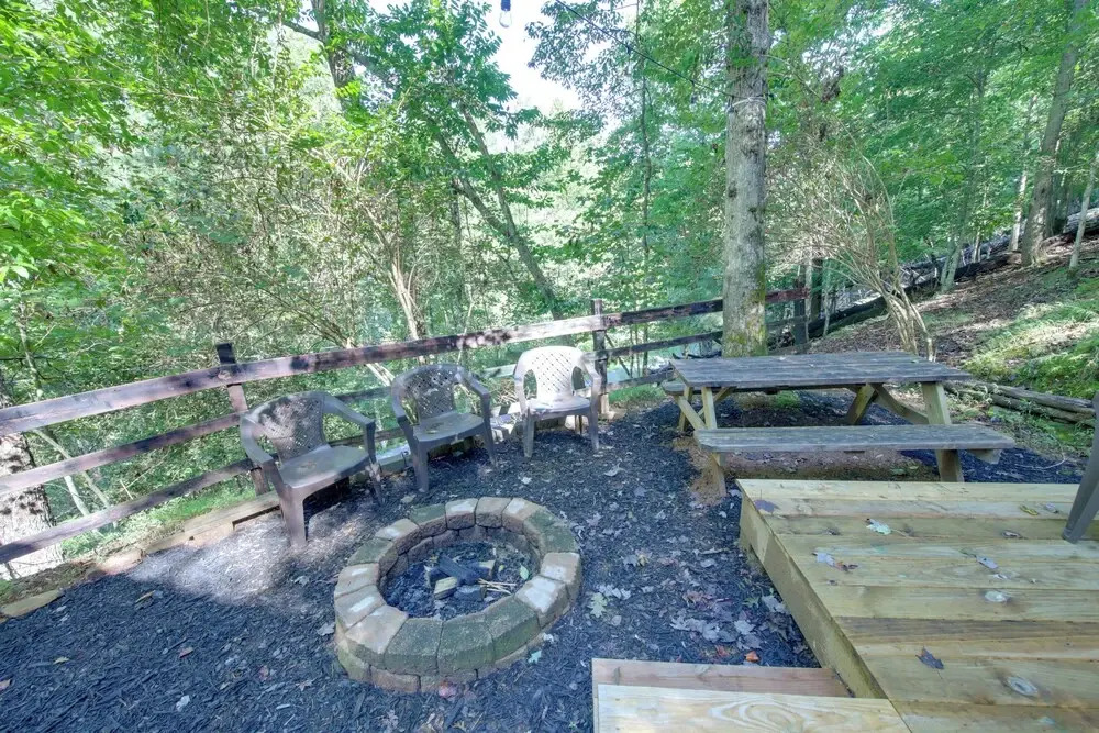 Pet-friendly Ellijay Cabin in the Woods on 1 Acre!