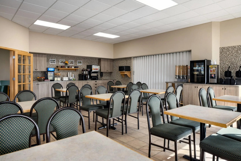 Super 8 by Wyndham Swan River MB