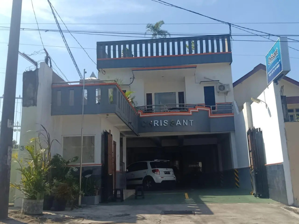 Chrissant Hotel