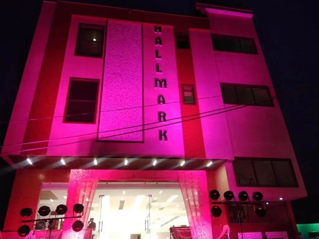 OYO 47017 Hotel Hallmark