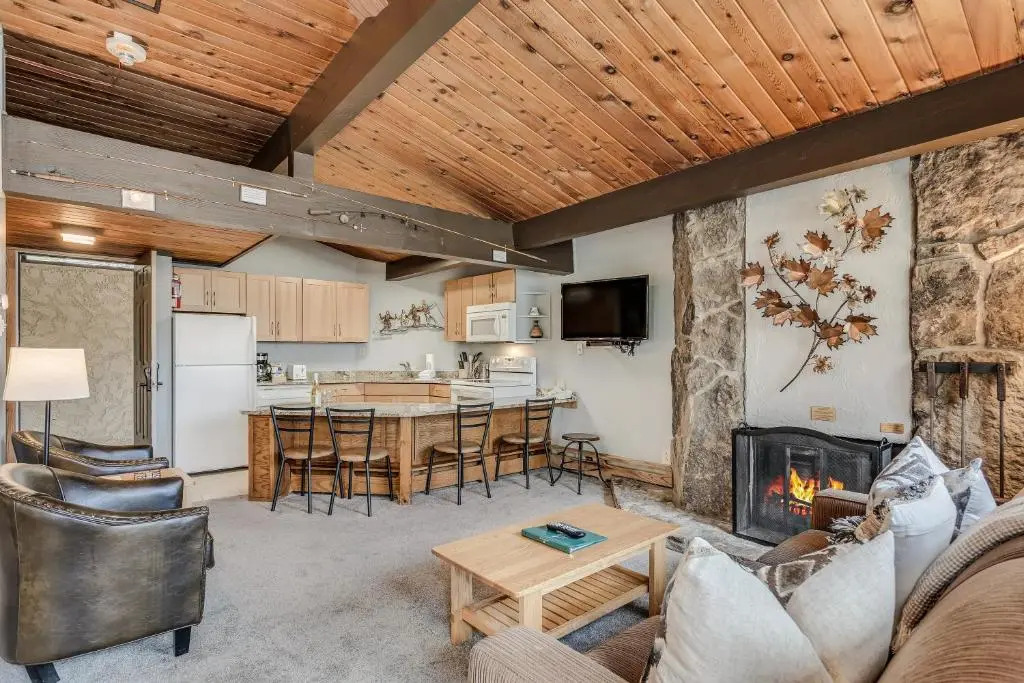 Laurelwood Condominiums Studio Deluxe Unit 115