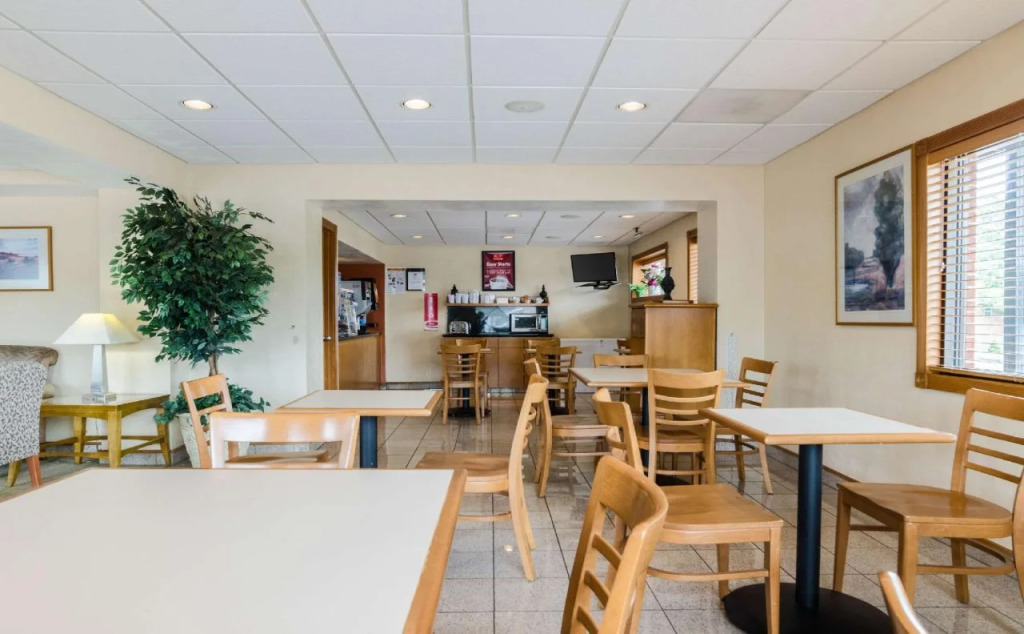 Econolodge Inn & Suites