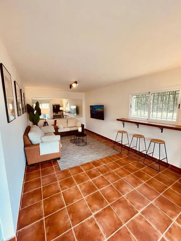 Newly renovated, Spacious, Bright Villa 5 minutes to the Beach