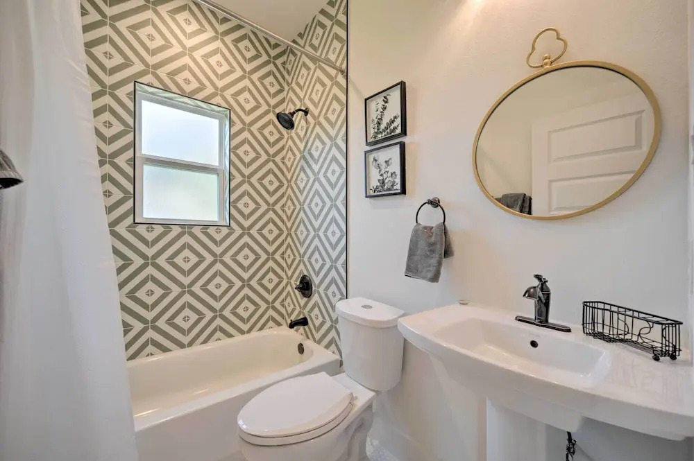 Canyon Lake Home w/ Deck ~ 1 Mi to Comal Park