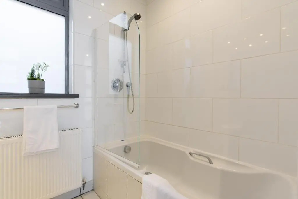 2 Bed Cardiff House with Hot Tub, BBQ, Terrace & Free Parking