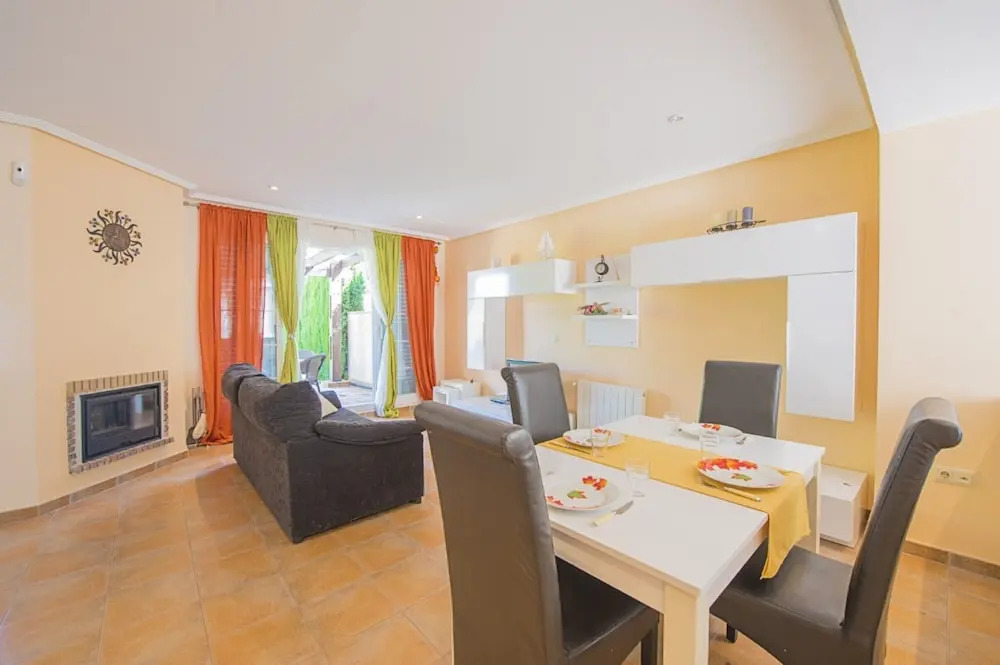 Bungalow - 3 Bedrooms with Pool and WiFi - 104996