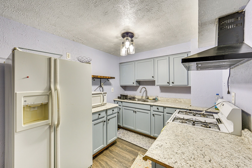 12 Mi to Dtwn: Pittsburgh Home w/ In-unit Laundry!