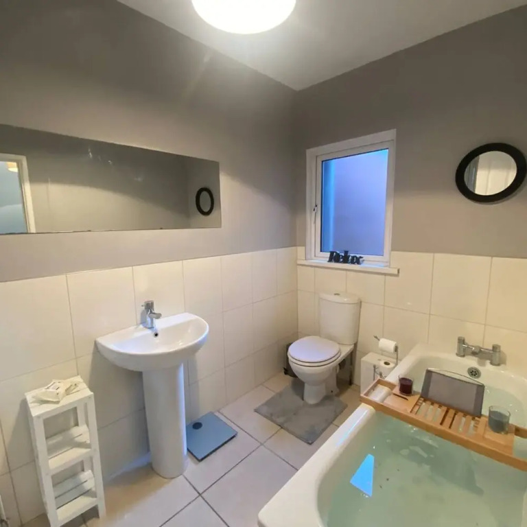 Warm Cozy 2BR House Ormeau Road