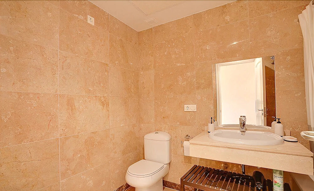 2 Bedrooms Apartment with Garden View