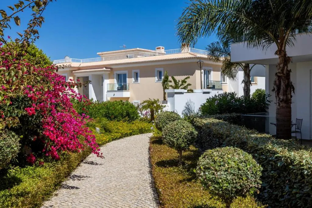 CoolHouses Algarve Lagos, 3 Bed modern Flat, outdoor, Indoor pools and SPA, Amor à Vida