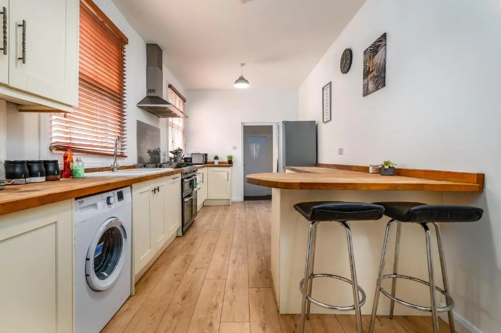 Spacious Contractor House for Large Groups - Private Parking