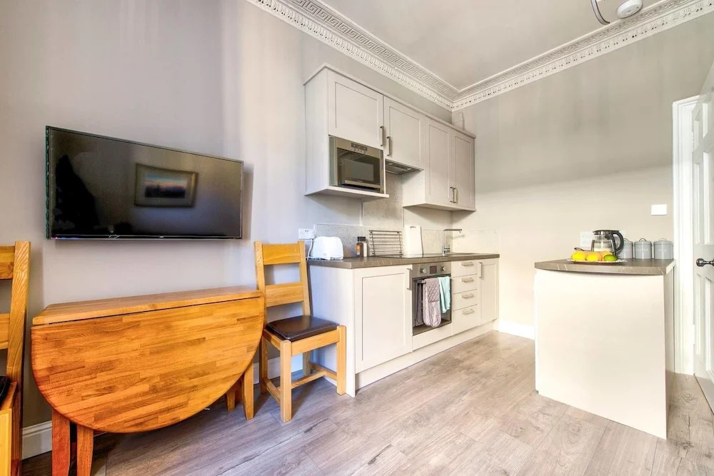 Beautifully Presented, Well Located, 2 bed apt