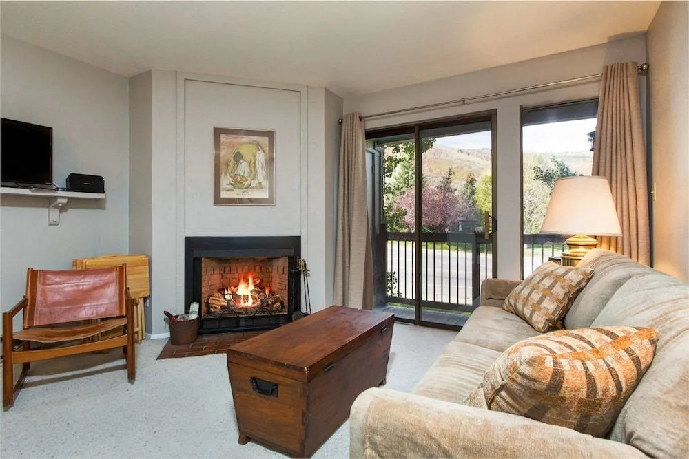 Classic 1BR Mountain Condo by RedAwning