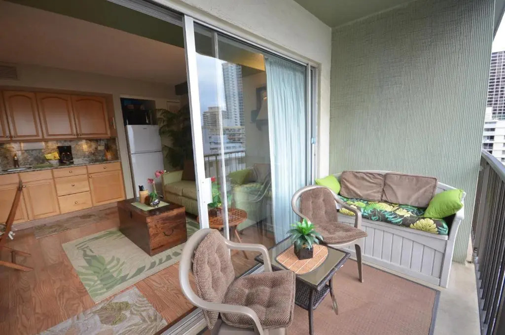 Waikiki Park Heights 1208 Sun & Beach Fun only 3 minutes away