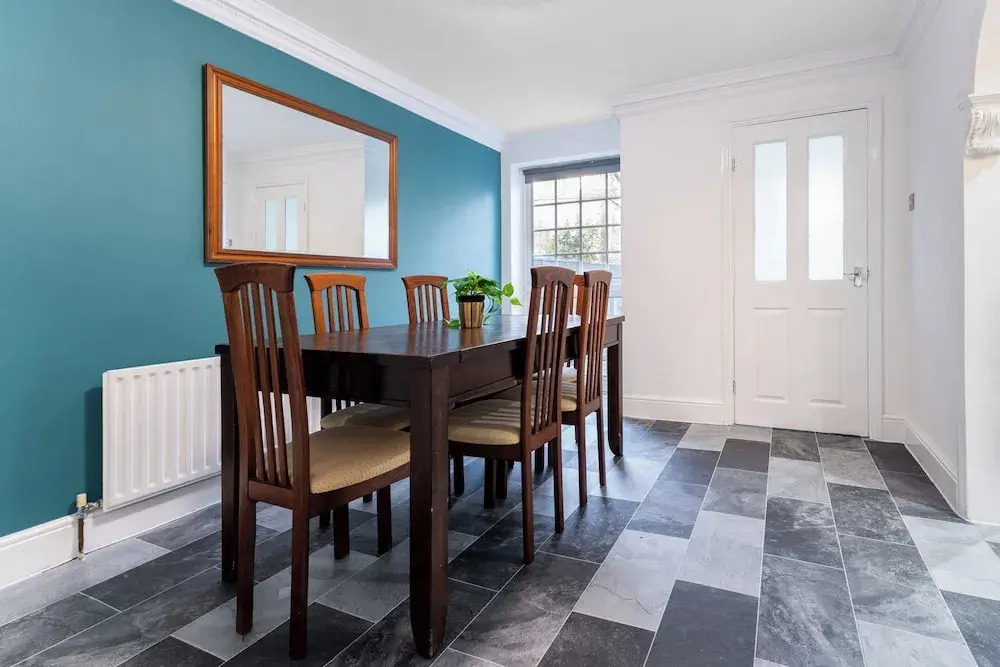 4-bed Home in Purley Near Gatwick Airport London