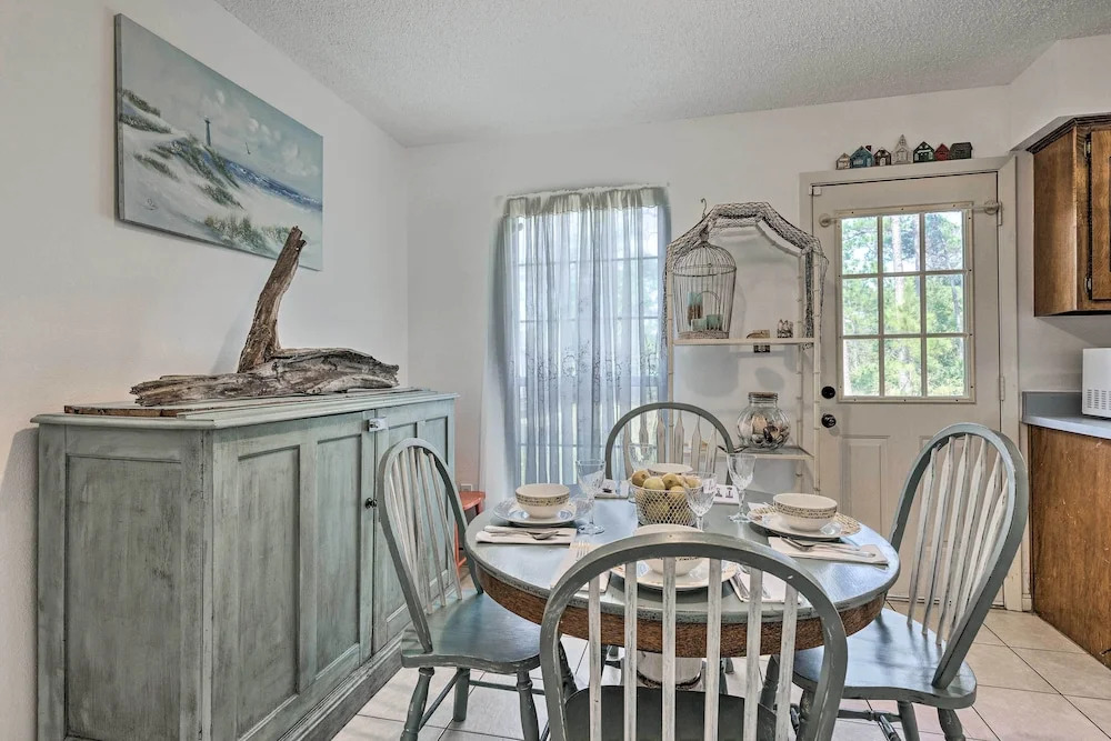 Cute & Cozy Gulf Shores Bungalow: 1/2 Mi to Beach!