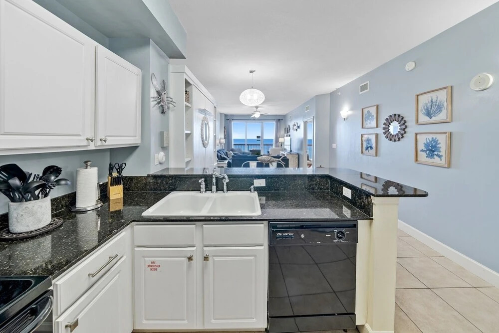 Sea-horsey 3 Bedroom Condo by RedAwning