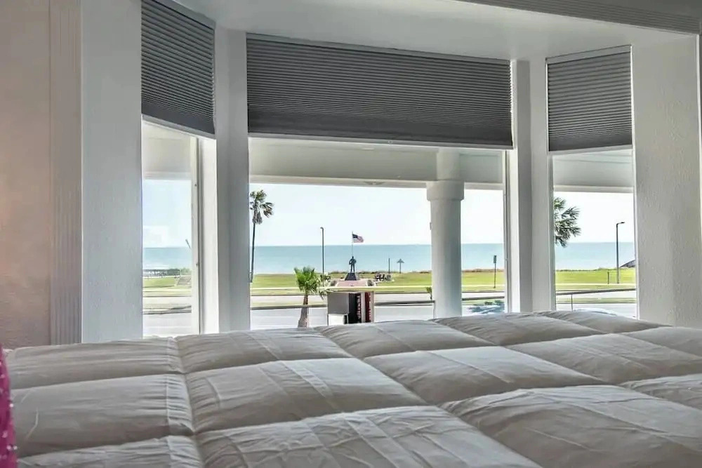 Ocean Drive Splendor Awaits