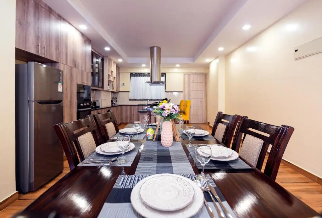 K's Place - Elegant 2 Bedroom Apartment with a Pool & Gym