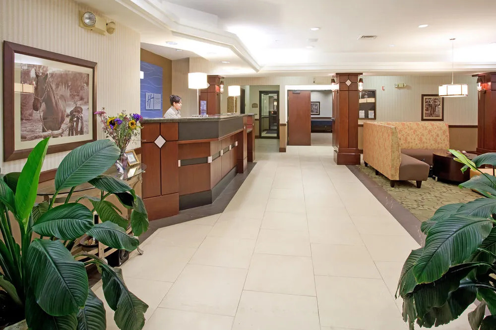 Holiday Inn Express & Suites Garden City