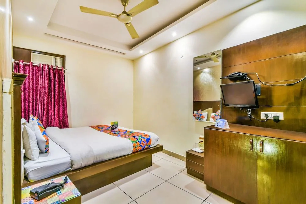 Hotel Le Grand - Walk-in from RK Ashram Metro Station