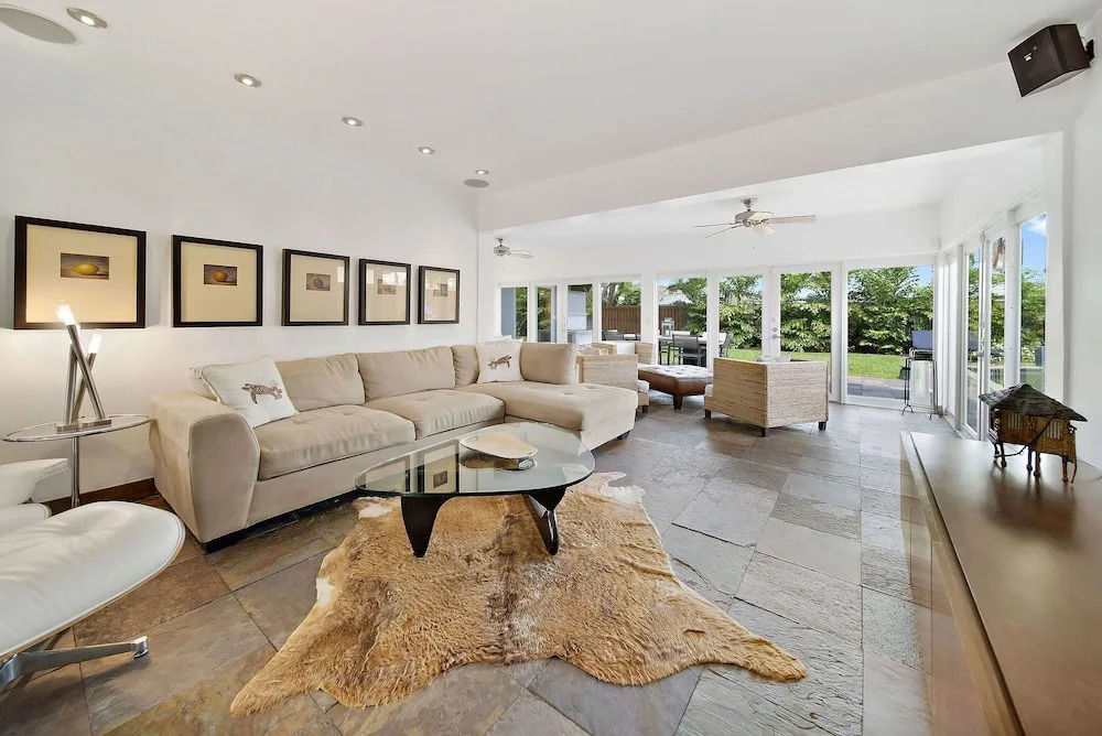 Upscale Modern Beach W/ Saltwater Pool 3 Bedroom Home