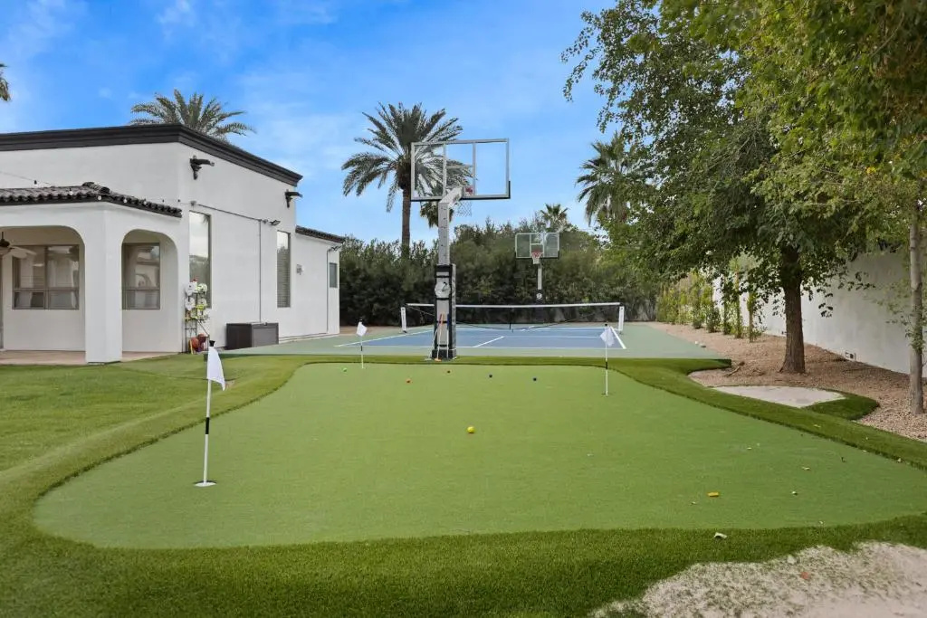Sleeps 19, 7bdr Estate! Sports Court, Putting Green, Pool Farrier by Avantstay