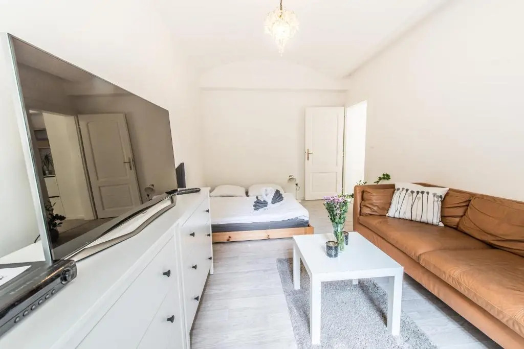 Quiet apartment in the city center with own terrace