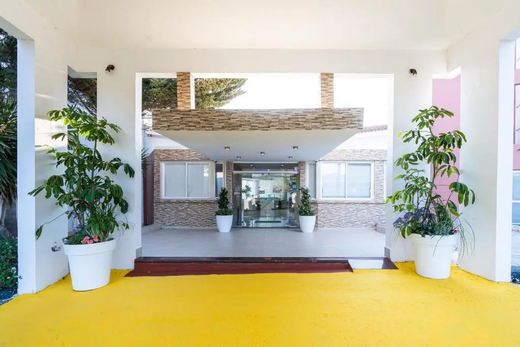 Adelais Bay Hotel