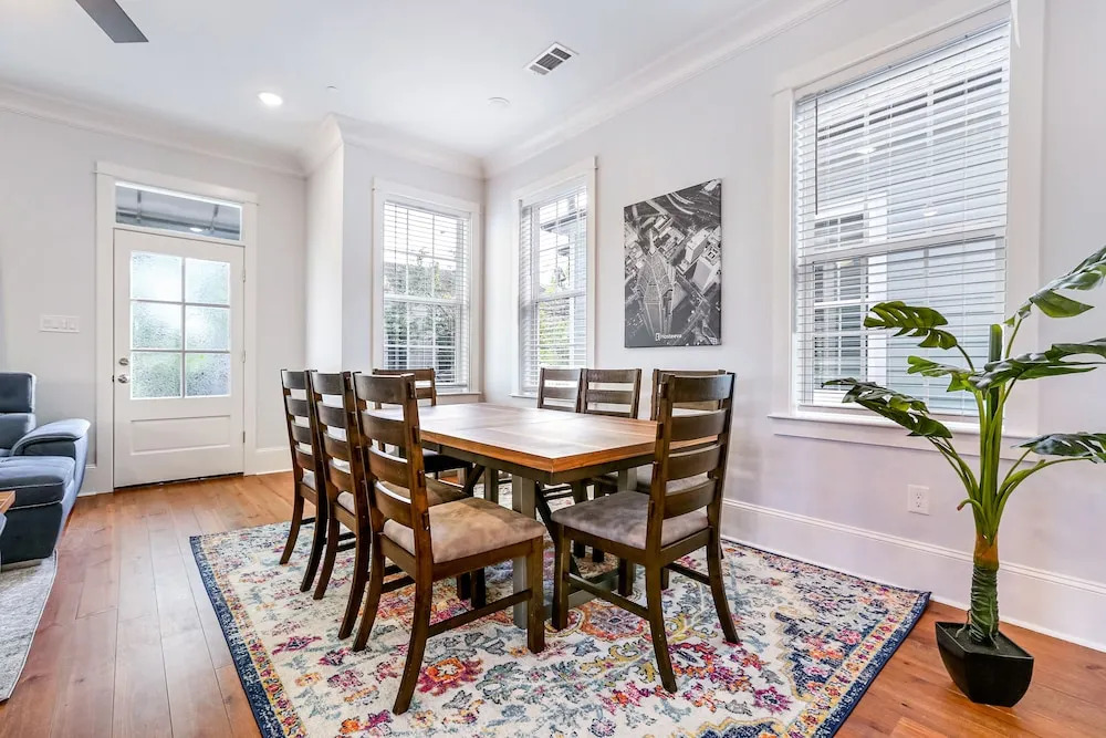 Stunning Modern and Fully-Upgraded 5 BR with Pool