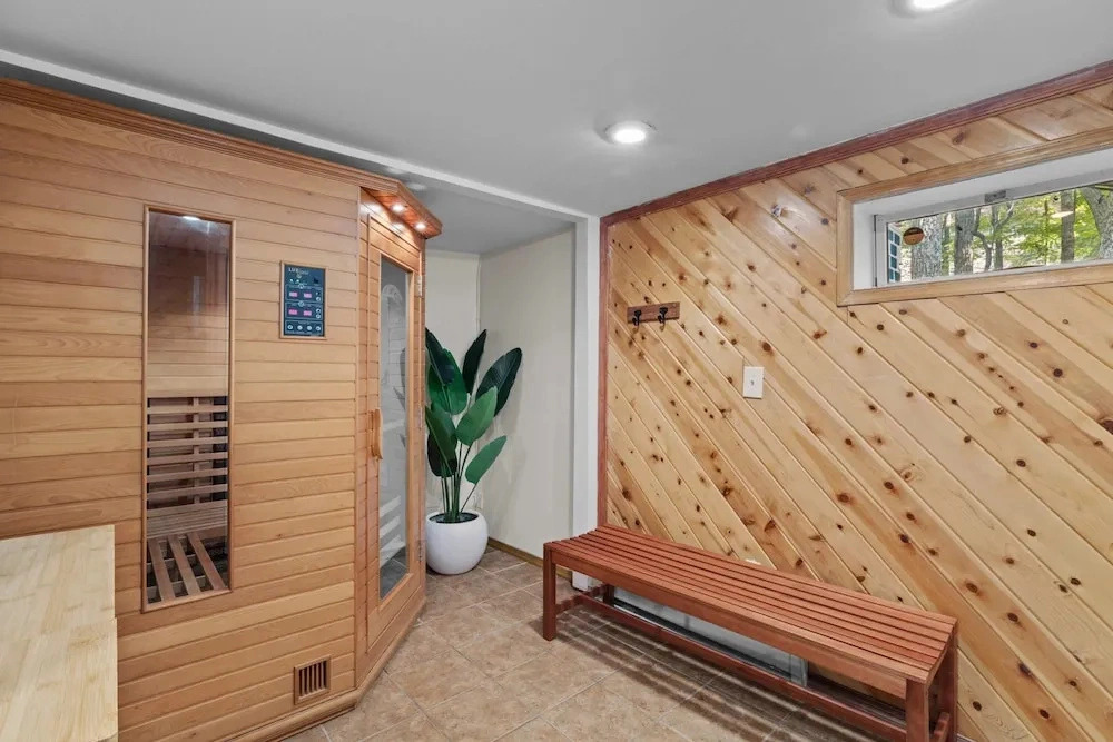 Lakefront Escape w Hot Tub Sauna Game Room