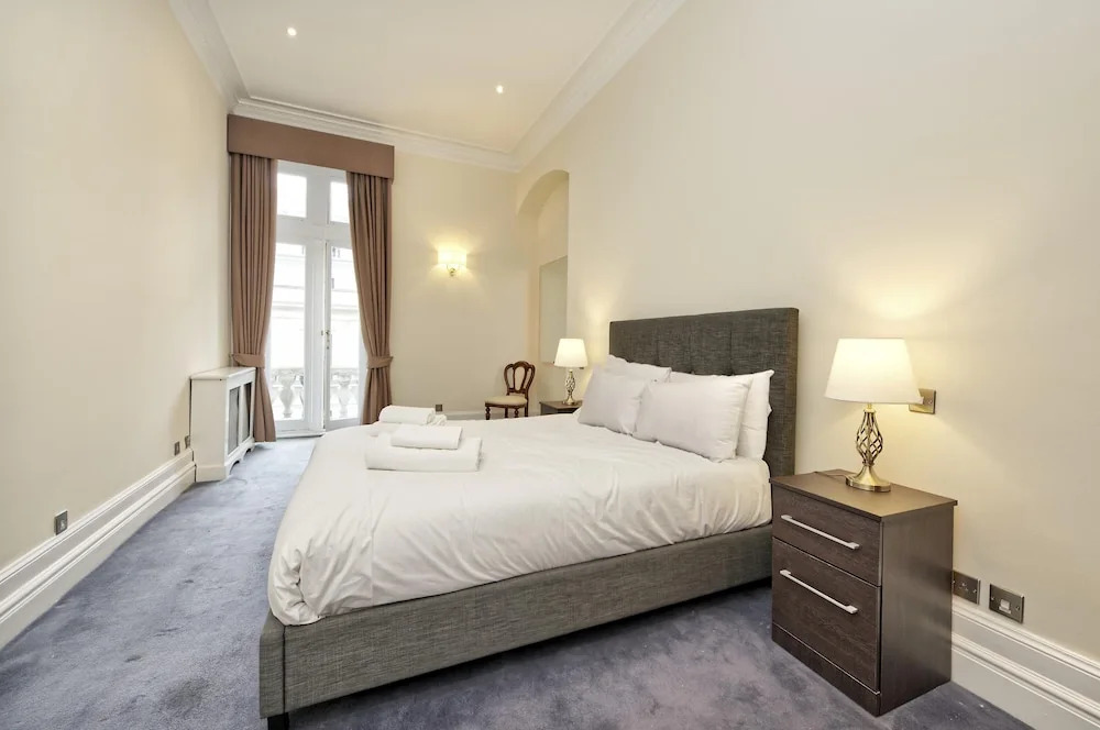 Historic Whitehall Flat in SW1 by Underthedoormat, London