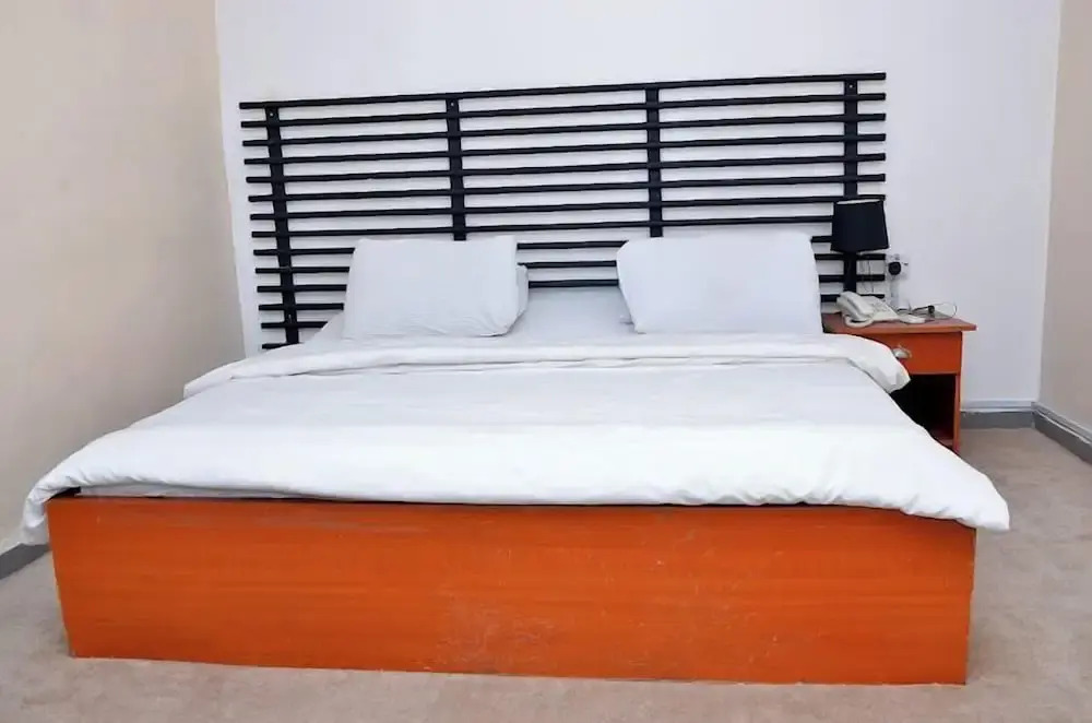 Royal Vantage Hotel and Suites