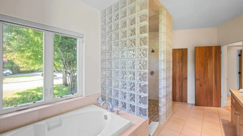 Vineyard Estate w/ Pool, Spa & Bocce Ball + Mins to Wineries & Park Lawndale Manor by Avantstay