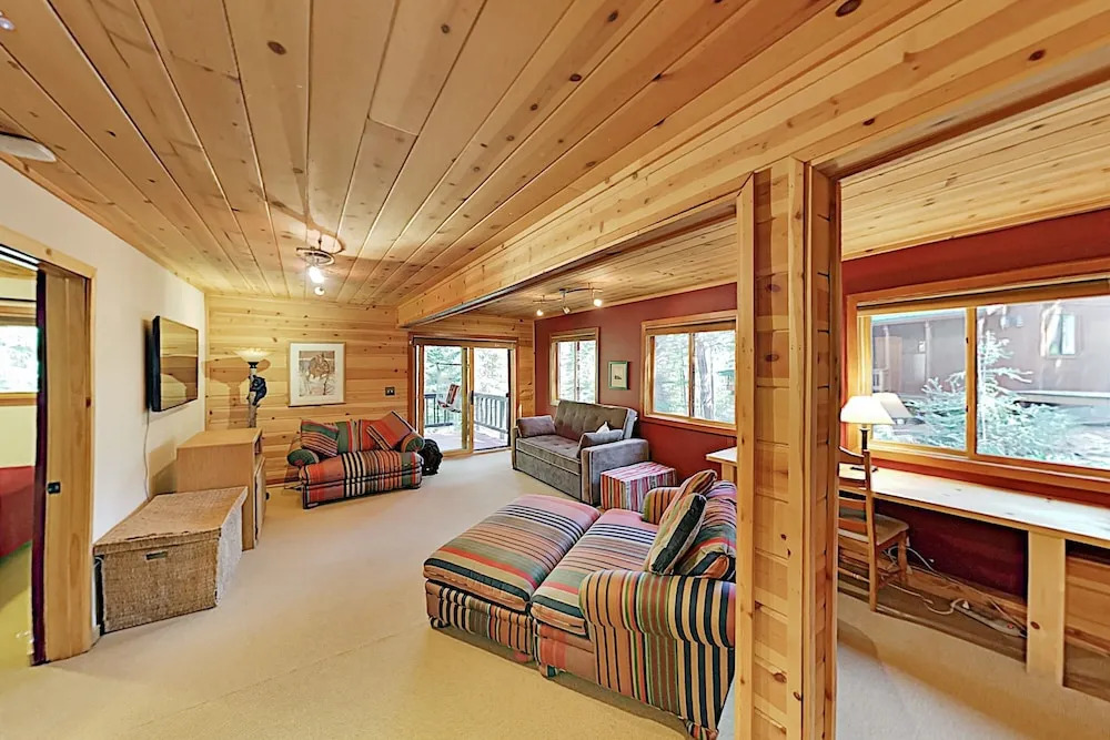 Roomy Forest-view W/ Private 2-car Garage 4 Bedroom Home