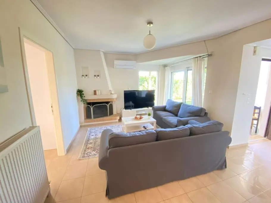Cozy 2 Room Apartment With Garden near Athens Air-Port