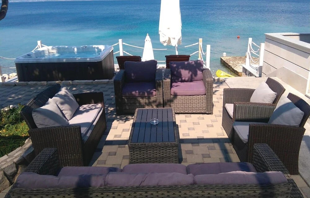 Nice Home in Sreser with Hot Tub, Sauna & WiFi