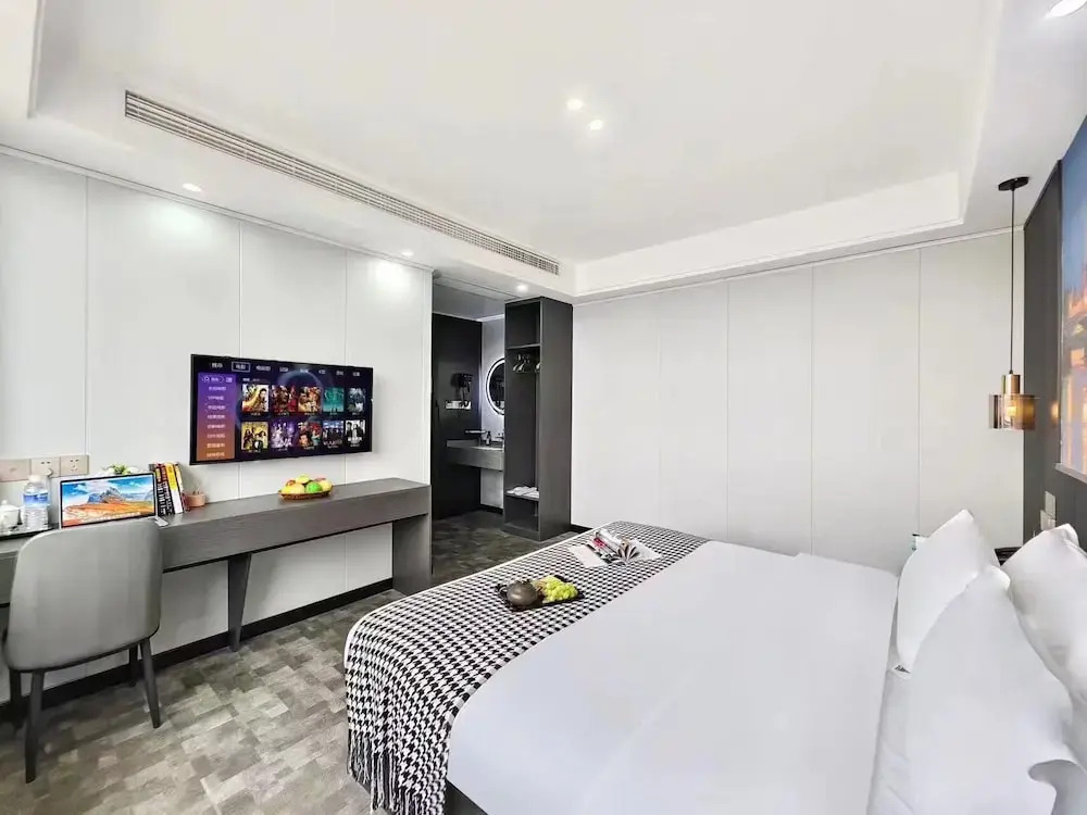 Panda Holiday Inn 2
