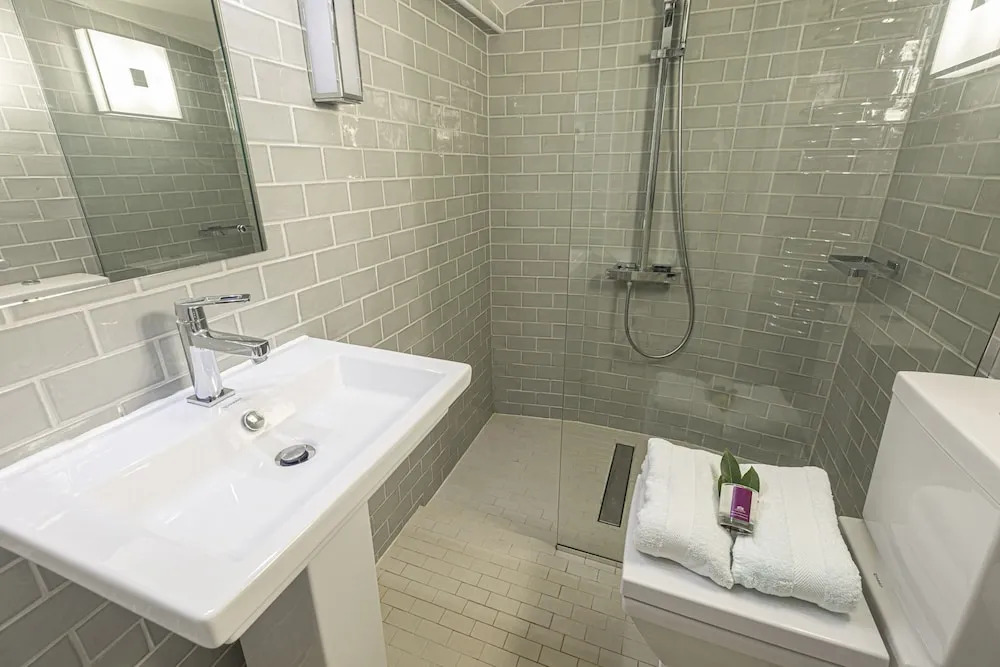 Monthly Discount! Self Isolation w/ Private Entrance and all Amenities, in Notting Hil