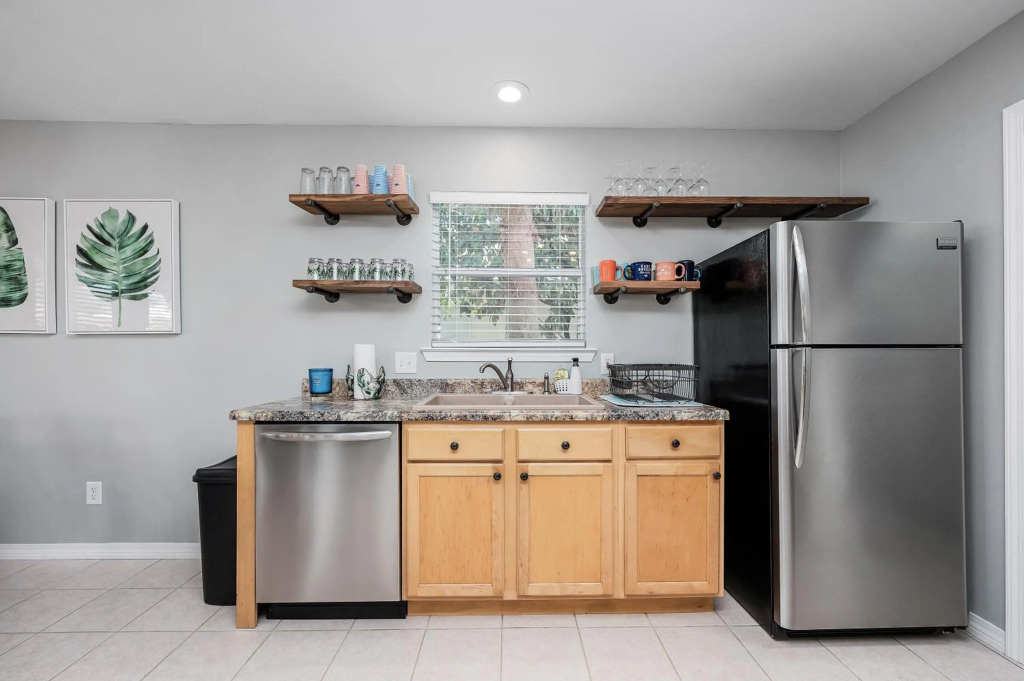 Private Beach Access, Fenced Yard & Pet Friendly, Cabana Life Beach House