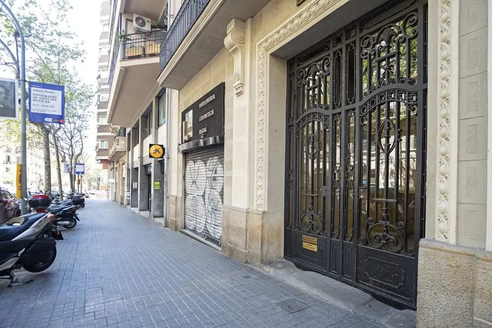 Spacious 4 Bed Apt Close to Sagrada Familia Temple