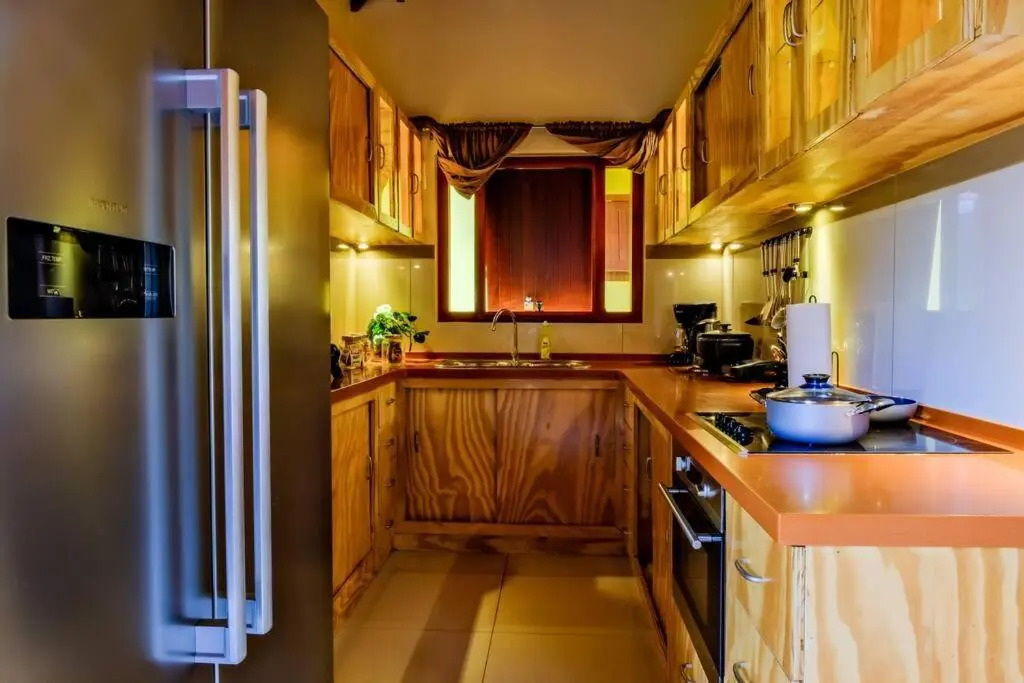 Iona's home: Vibrant 2bedroom home near Willemstad