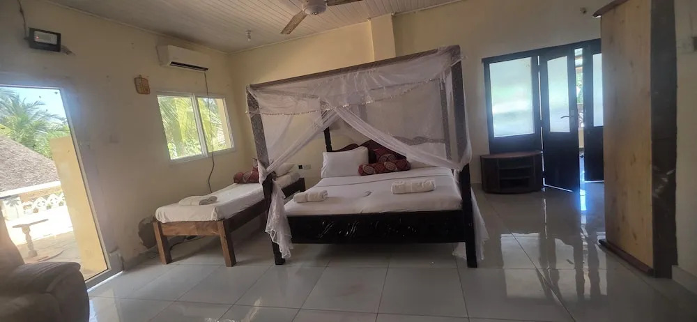 Luxurious 4-bedroom Holiday House With Pool Access in Diani Beach