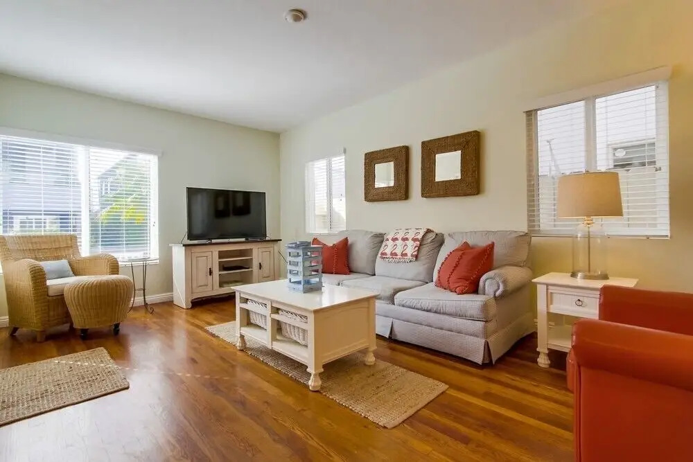 Little Pearl 2 Bedrooms 1 Bathroom Condo