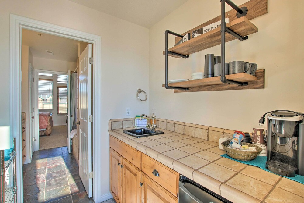 2-condo Property w/ Mtn Views by Golf & Ski Resort