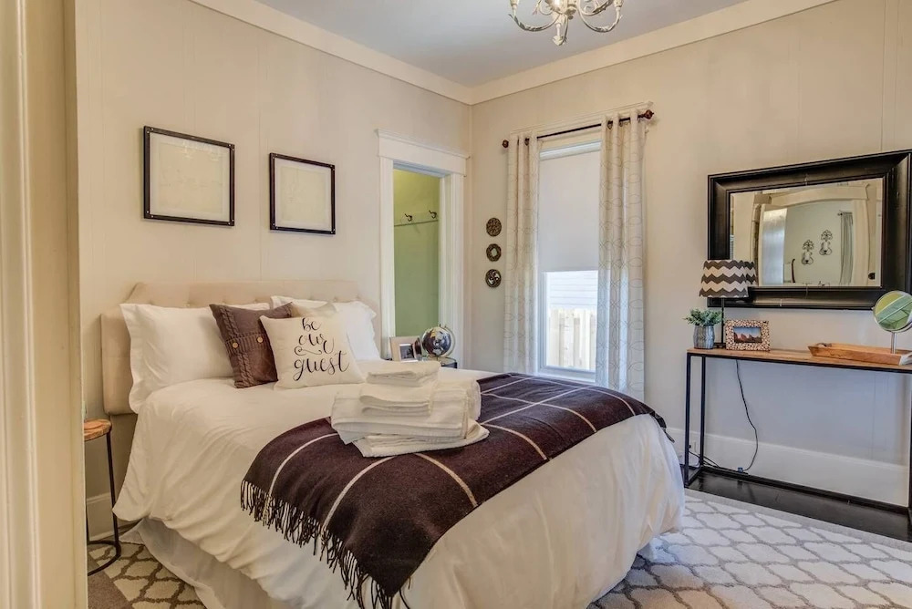 1893 Classic 4 Blocks From Great Dining & Shops