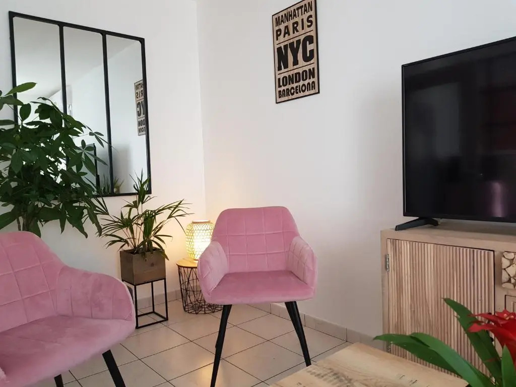 Le Pompidou T2 pour 2 à 4 pers avec parking privé & balcon Place Ney