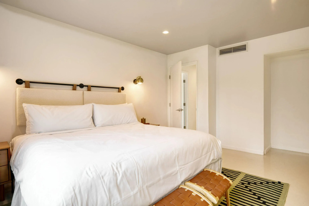 2 Modern Villas On the Golf Course Putting Green, Pool, Hot Tub Sleeps 22